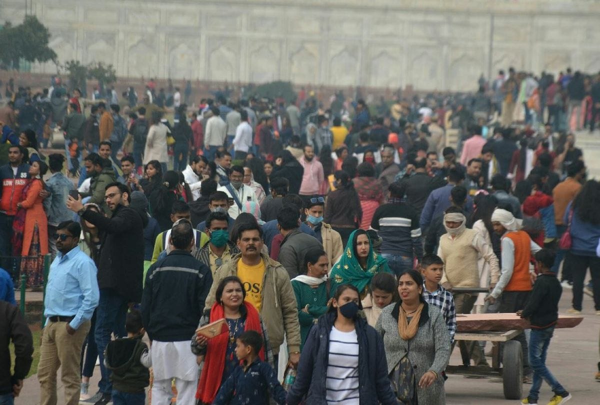 taj mahal agra news: huge crowd of tourists gathered at taj mahal on weekend