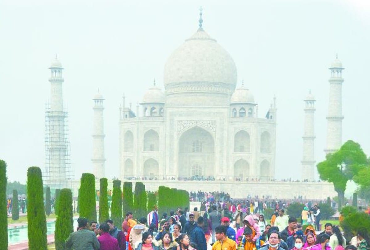 taj mahal agra news: huge crowd of tourists gathered at taj mahal on weekend