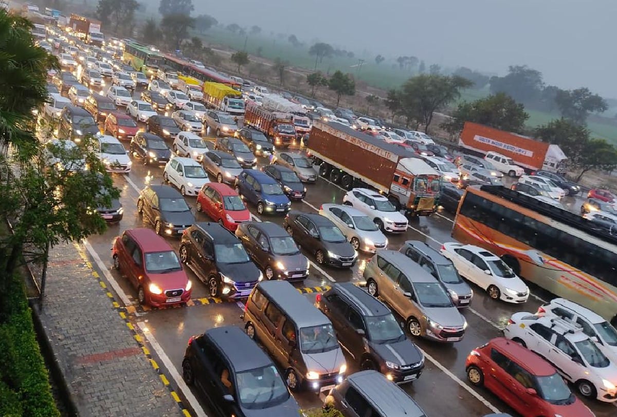 FASTag news fastag implemented on yamuna expressway from april 1 fastag toll collection in yamuna expressway toll plaza FASTag electronic toll collection system Yamuna Expressway Development Authority Jaypee Infratech