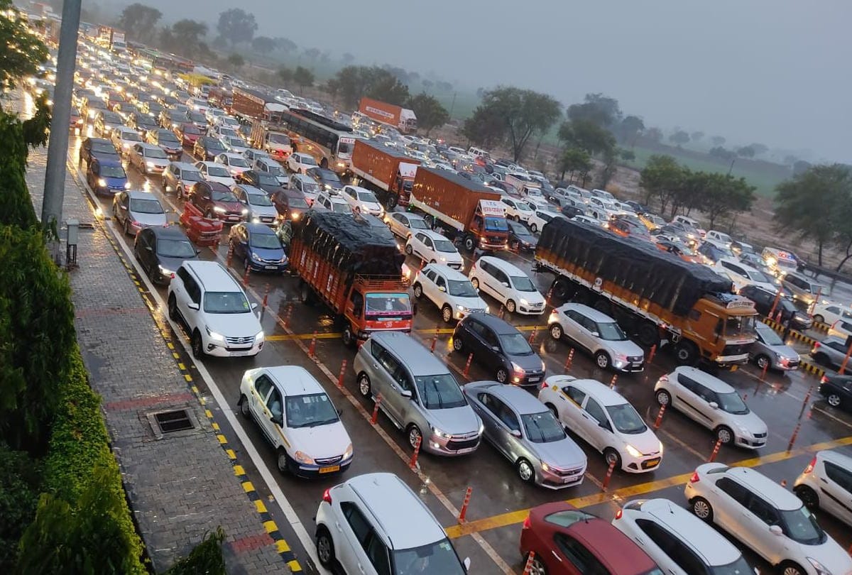 Mathura Yamuna Expressway Traffic Jam On Toll In Mathura