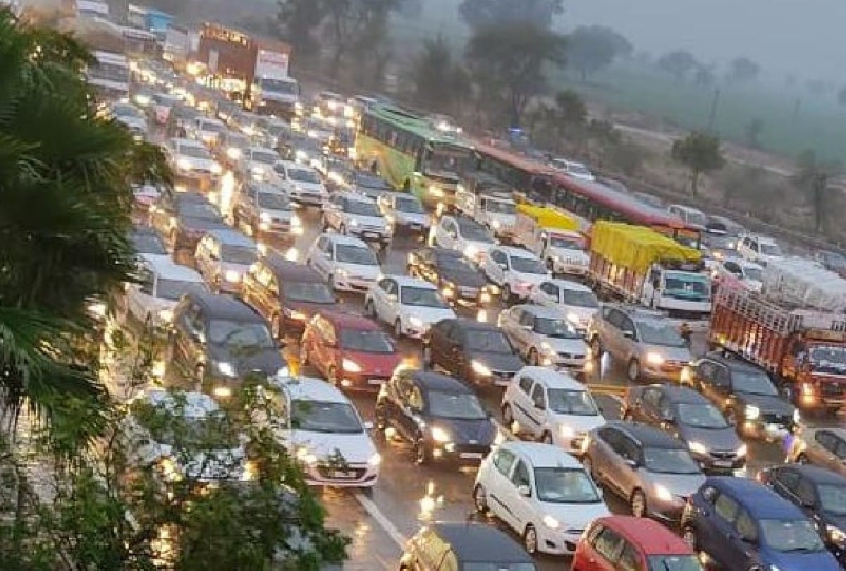 Mathura Yamuna Expressway Traffic Jam On Toll In Mathura