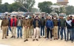 फोटो संख्या 25- इटावा में पकड़े गए वाहनों के साथ एसएसपी आकाश तोमर व पुलिस टीम। संवाद