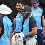 टीम के साथ रोहित शर्मा, चेतेश्वर पुजारा