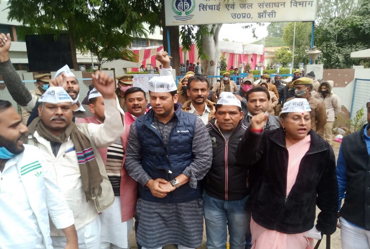 up police stop to meet aap mla prakash jarwal to protesting farmers in betwa jhansi