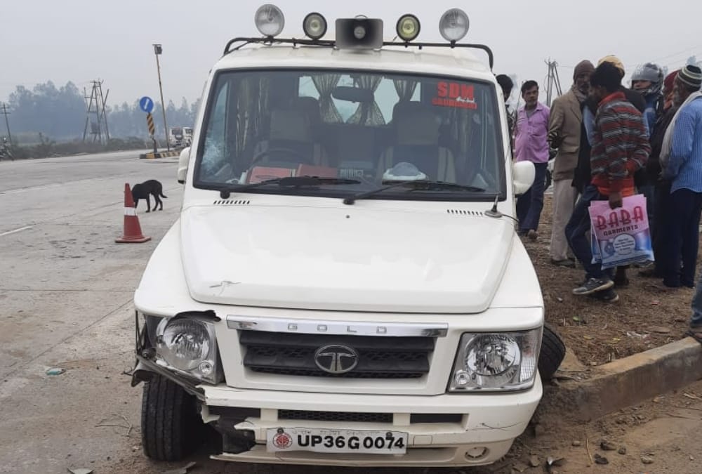 SDM's car damaged in Accident in jagdishpur Thana kshetra Amethi.