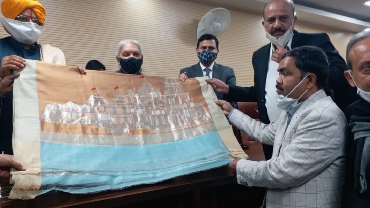 Entrepreneurs of Kashi UP Governor Anandiben Patel Banarasi saree with the carved figure of Shri Ram temple