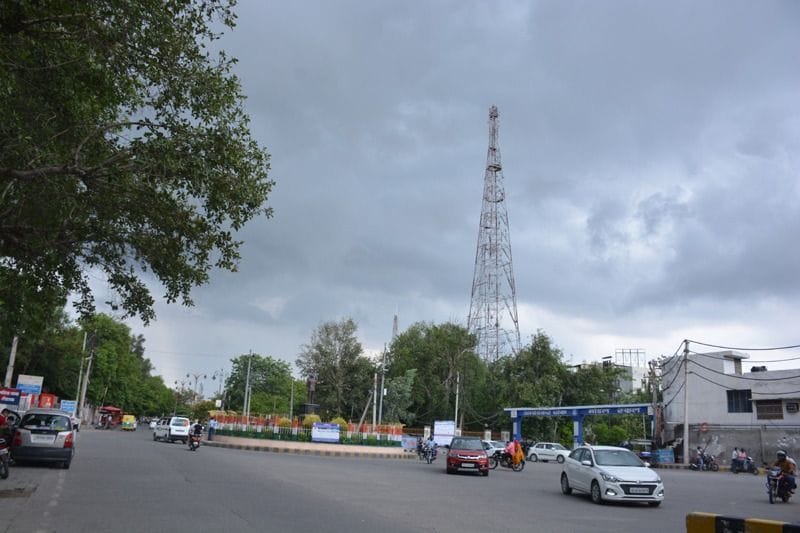 Chance of rain with strong winds today and tomorrow