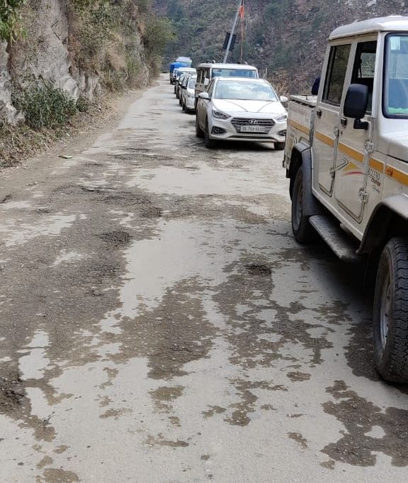 due to cutting work treffic jaam in bharmour chamba nh