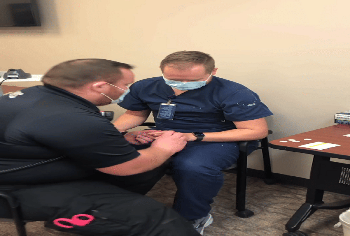 covid 19 vaccine gay couple propose partner for wedding during vaccination