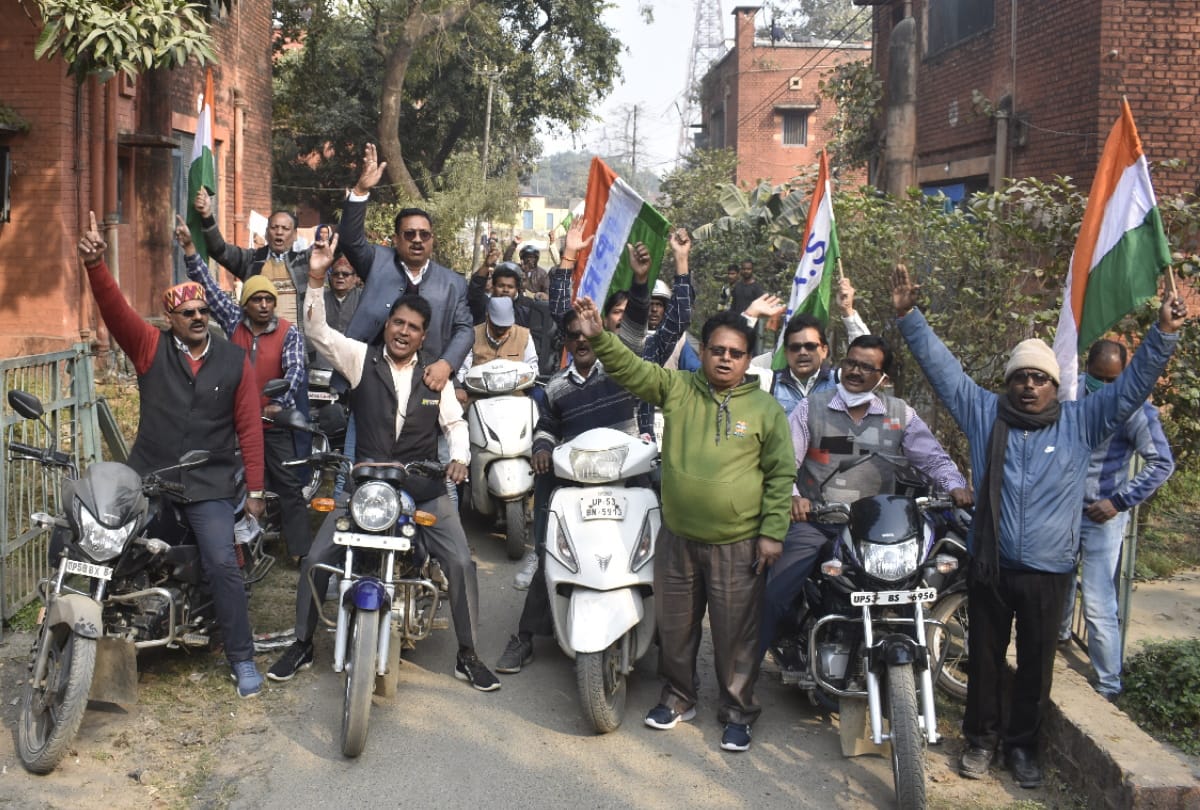 railway employees protest by taking out procession against railway administration