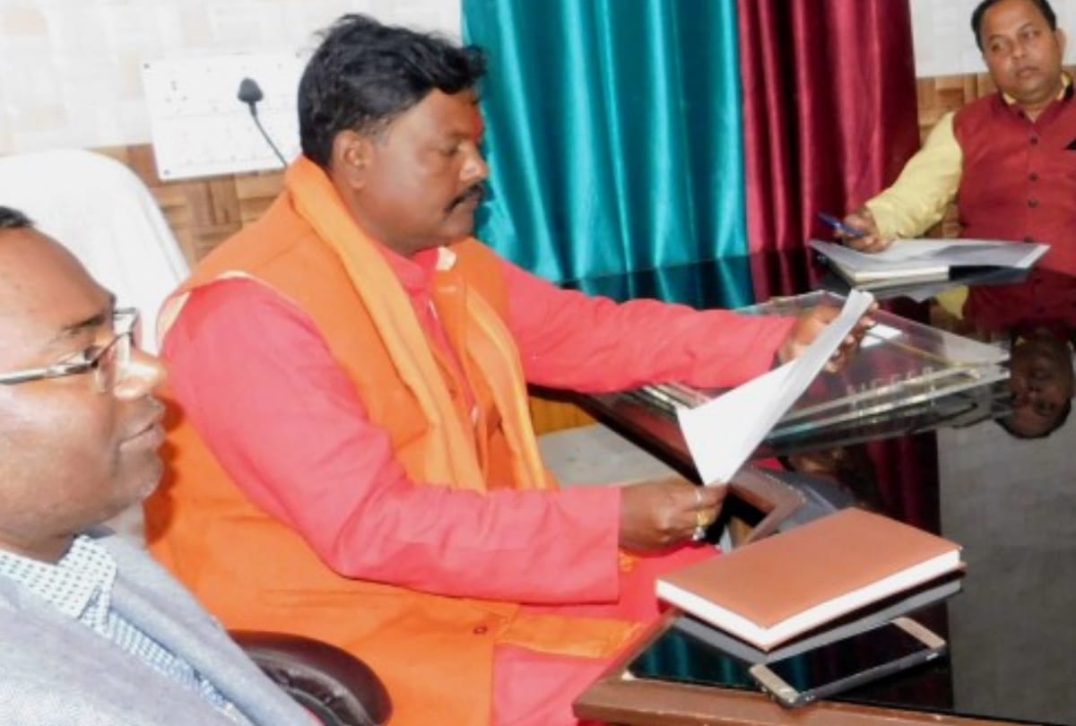 State commissioner Lal Babu Valmiki Inverted Tiranga flag on car at Deoria