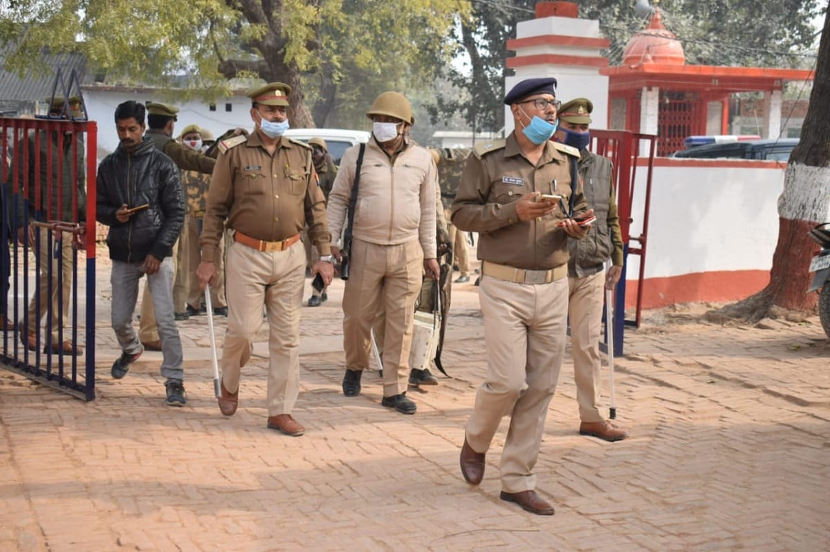 two groups of prisoners clashed in Jaunpur district jail police force reached jail