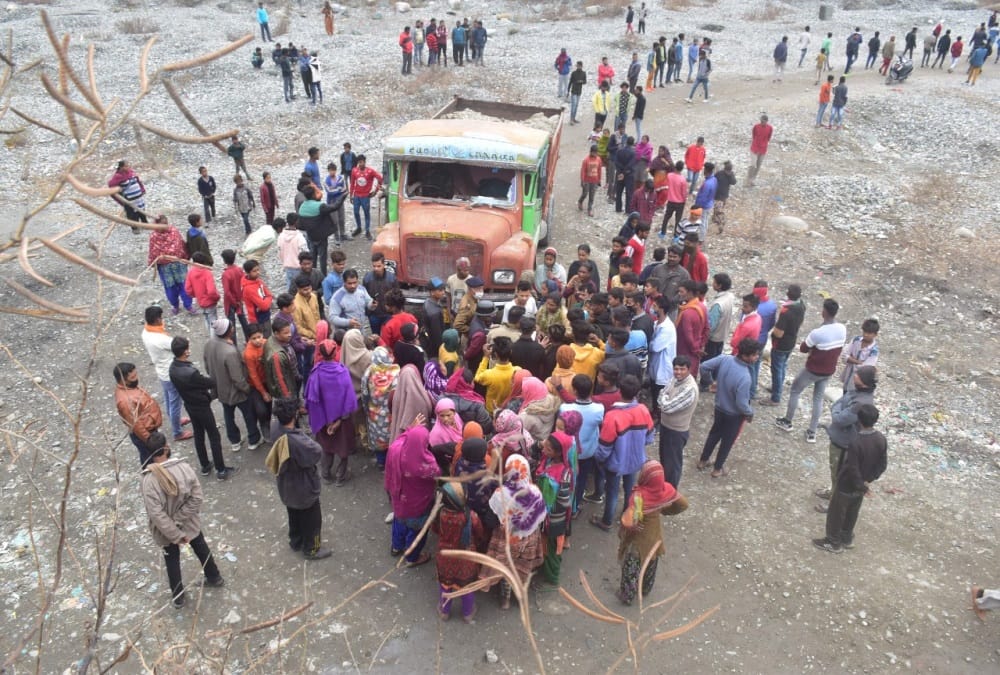 Uttarakhand Latest News: Dumper Crushed Seven Year Old Boy Child in Gola River Near Shamshan Ghat in Haldwani photos