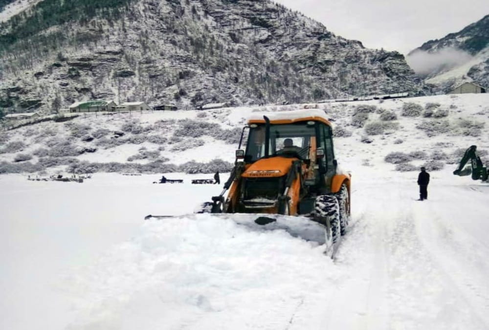 jammu and kashmir 286 stranded passengers of Ladakh airlifted by Indian Air Force