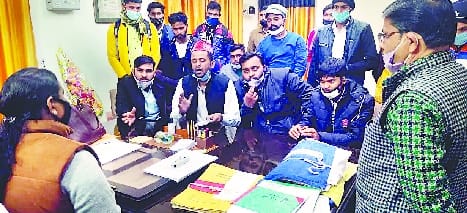 Students in dilemma over filling personal form, registrant besieged