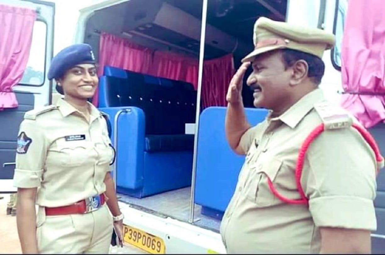 Daughter made Gorvanwati as DSP, circle inspector father did salute in Andhra Pradesh, photo viral on social media