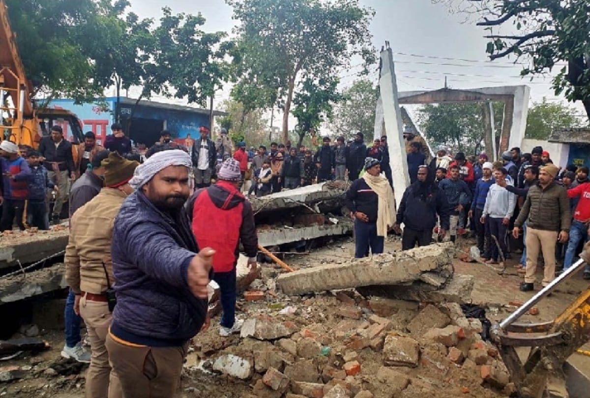 Muradnagar Cremation Ground Accident News Breath was stuck under debris JCB was walking up