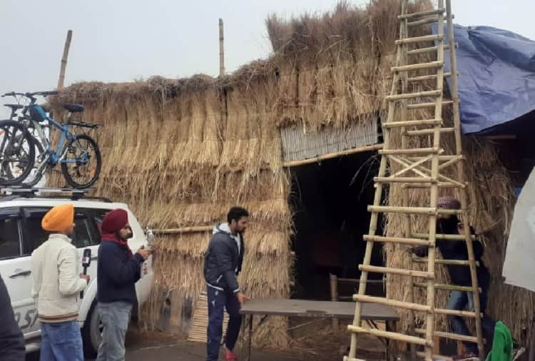 Straw hut made for old farmers at kundli border in haryana