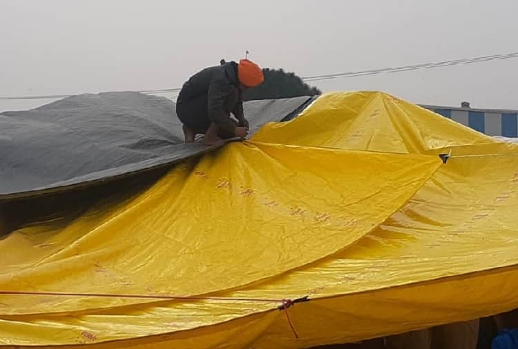 Straw hut made for old farmers at kundli border in haryana