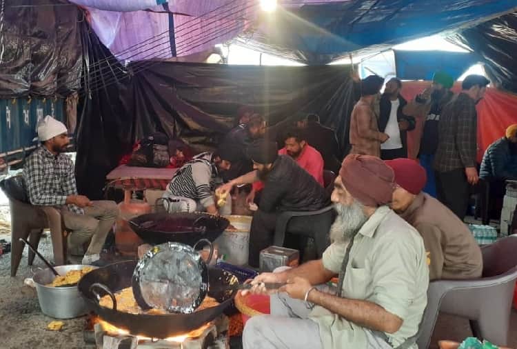 Straw hut made for old farmers at kundli border in haryana