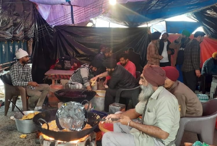 Straw hut made for old farmers at kundli border in haryana