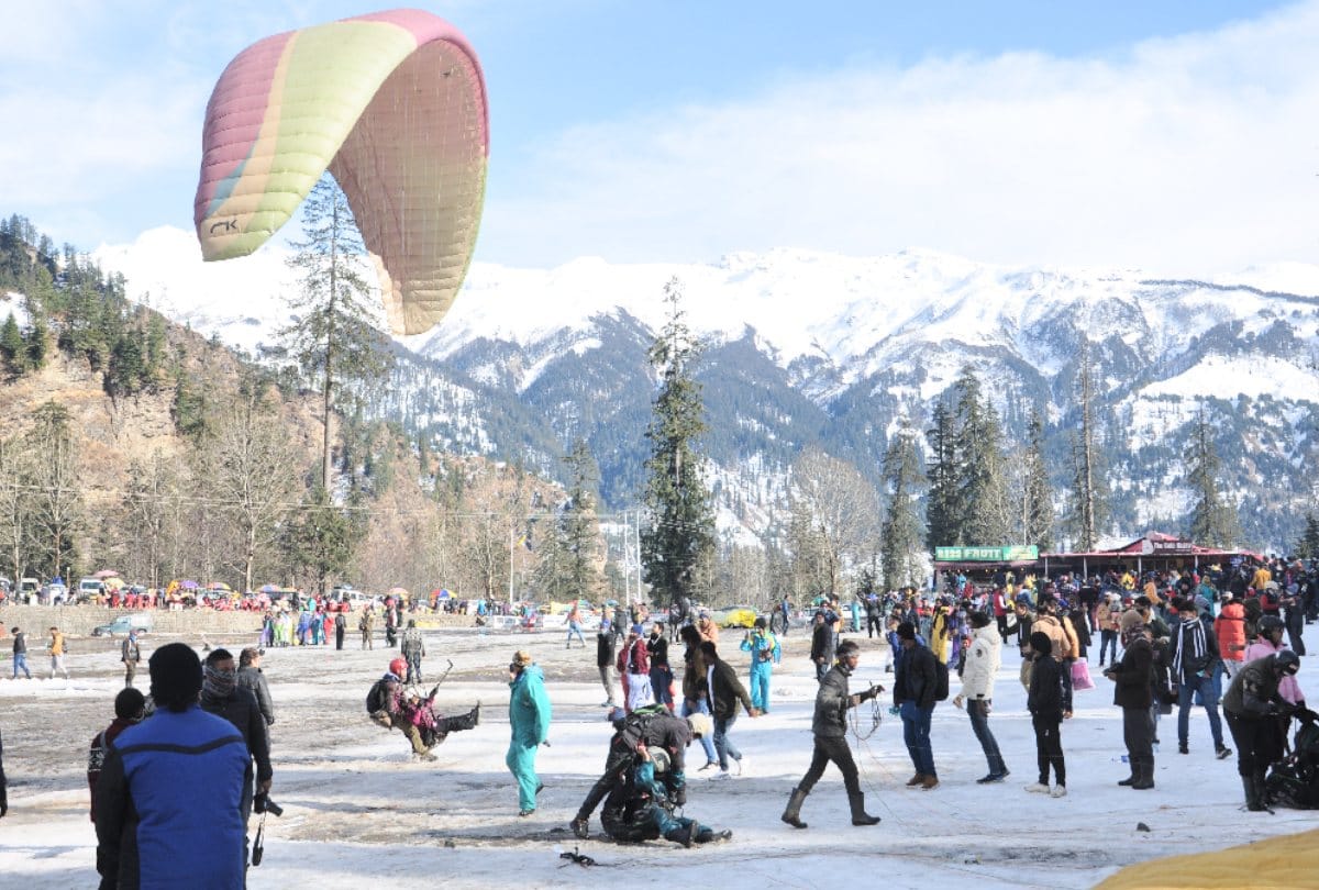 tourist place solanganala Himachal, beautiful valleys laden with snow