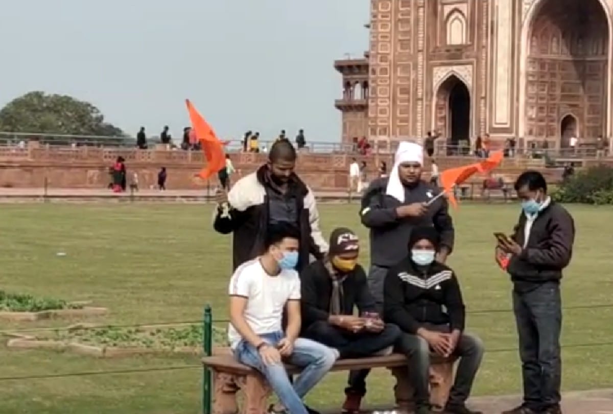 hindu leaders waved saffron flag and recites Shiva Chalisa at Taj Mahal