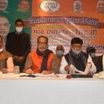 बैठक करते यूपी प्रभारी राधामोहन सिंह।