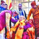 भिक्षु ज्ञानेश्वर को सम्मानित करते विधायक।