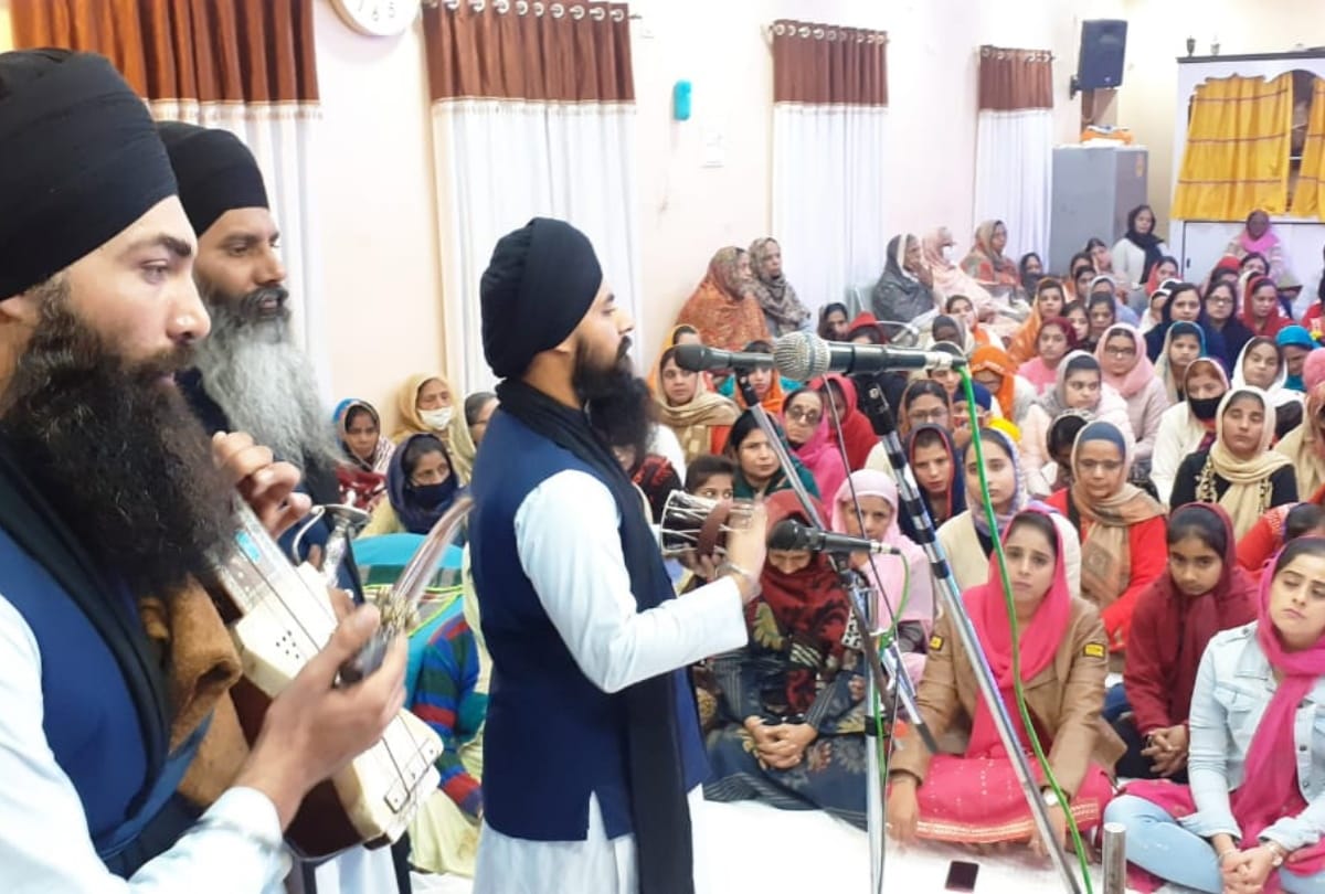 Prakash Parv of Guru Govind Singh celebrated with faith in maharajganj