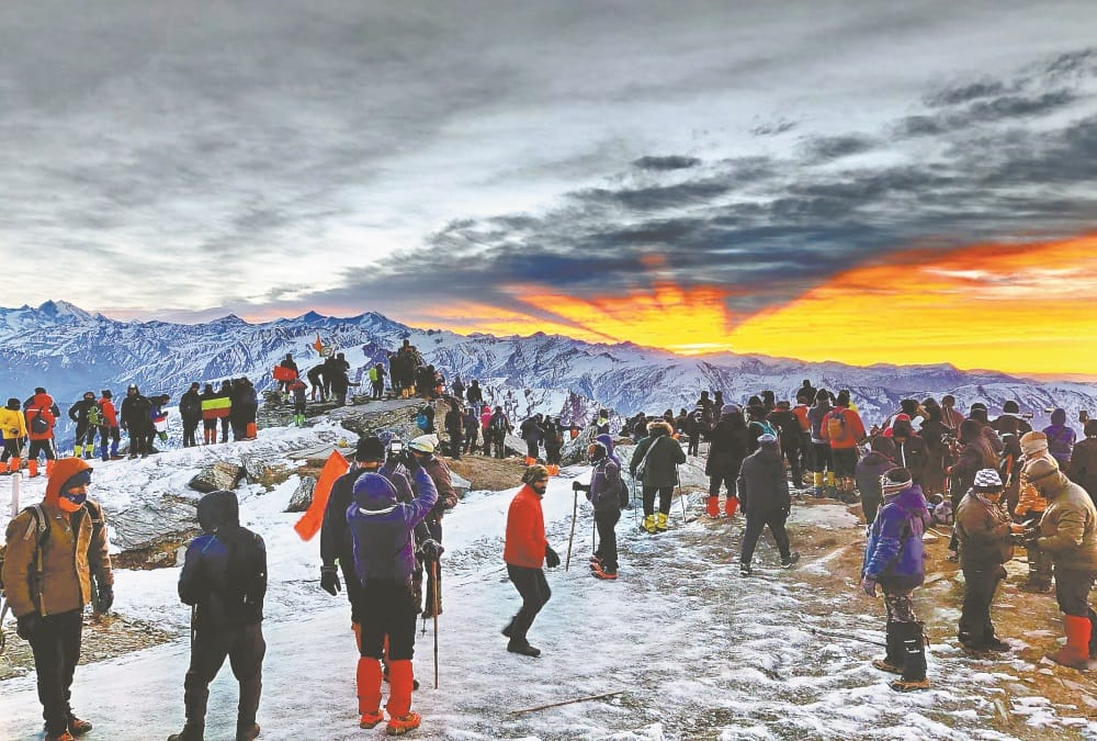Uttarakhand Snowfall News: Record Tourist Arrives Uttarkashi kedarkantha Trek after Snowfall Beautiful Photos