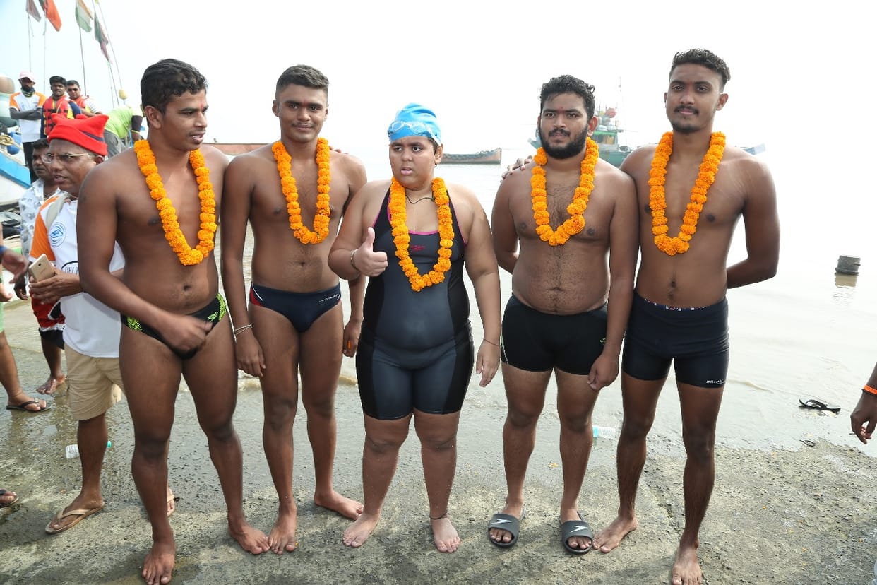 Swimming in the sea Jiya of Azamgarh made world record by completing 22 km distance in 7 hours 4 minutes
