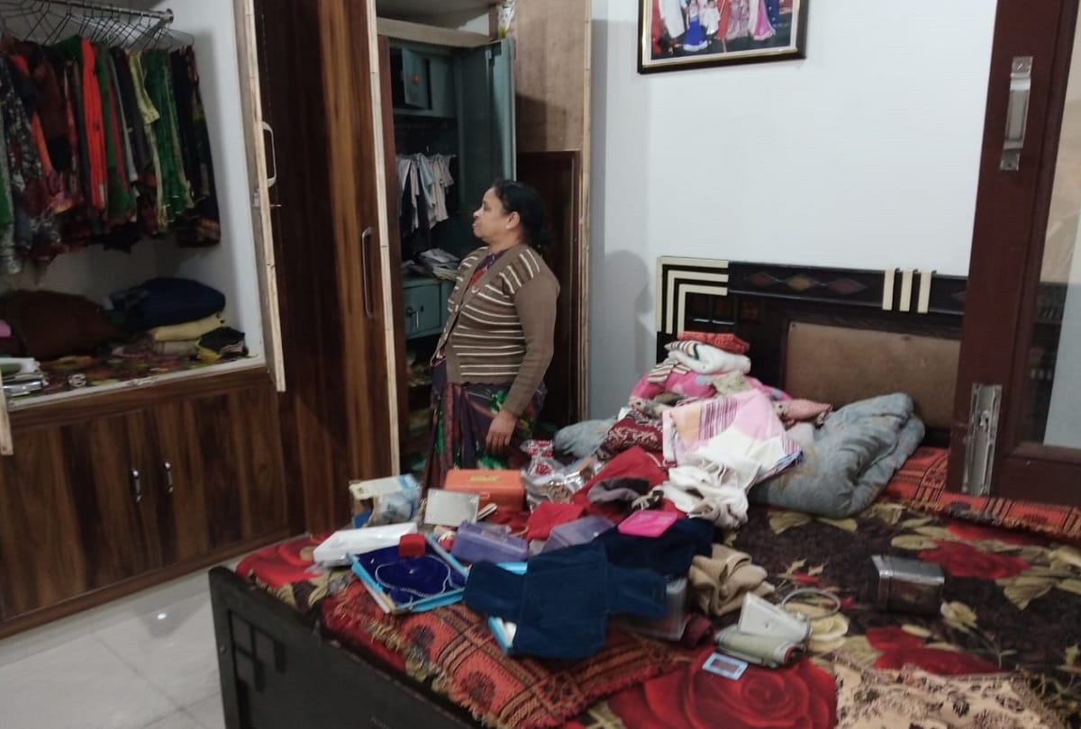 miscreants looted elderly couple had beaten and locked in bathroom