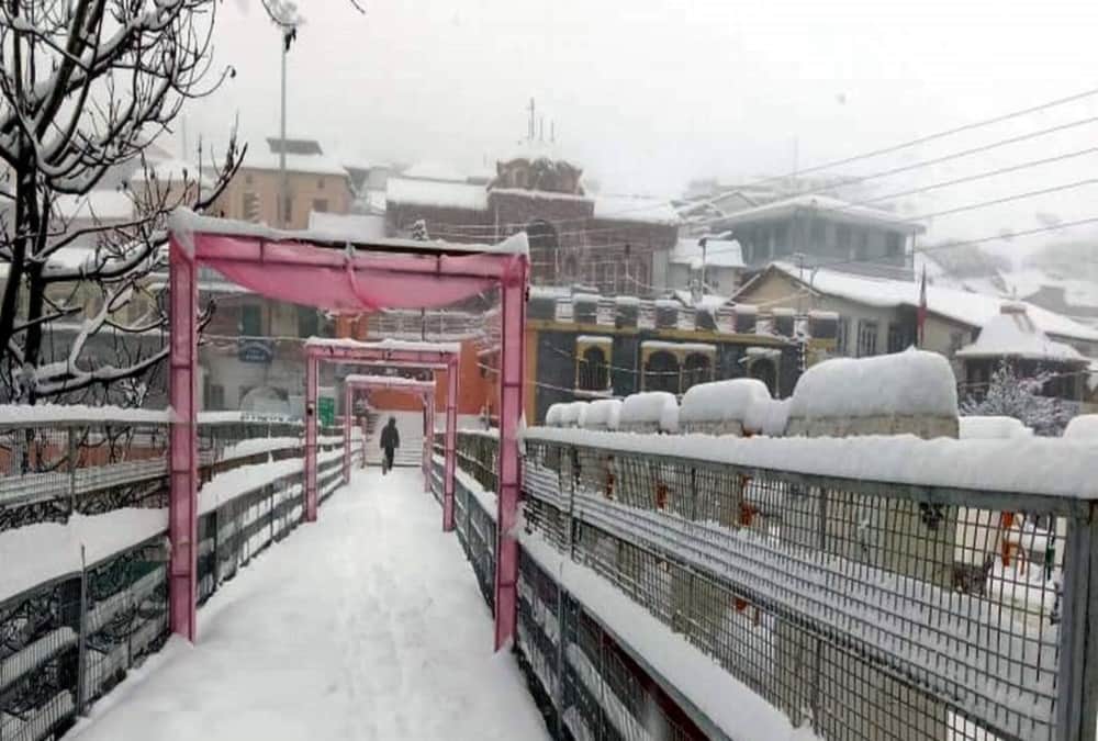 Uttarakhand Weather News Today: Snow Covered Badrinath Dham Awesome Visuals