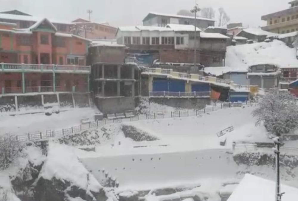 Uttarakhand Weather Snowfall News: White Sheet of Heavy Snow Covered Hilly Areas Awesome Visuals