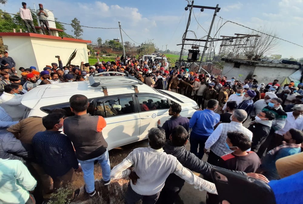 kisan andolan latest news: Kisan Protest against bjp minister Arvind Pandey in Bajpur photos