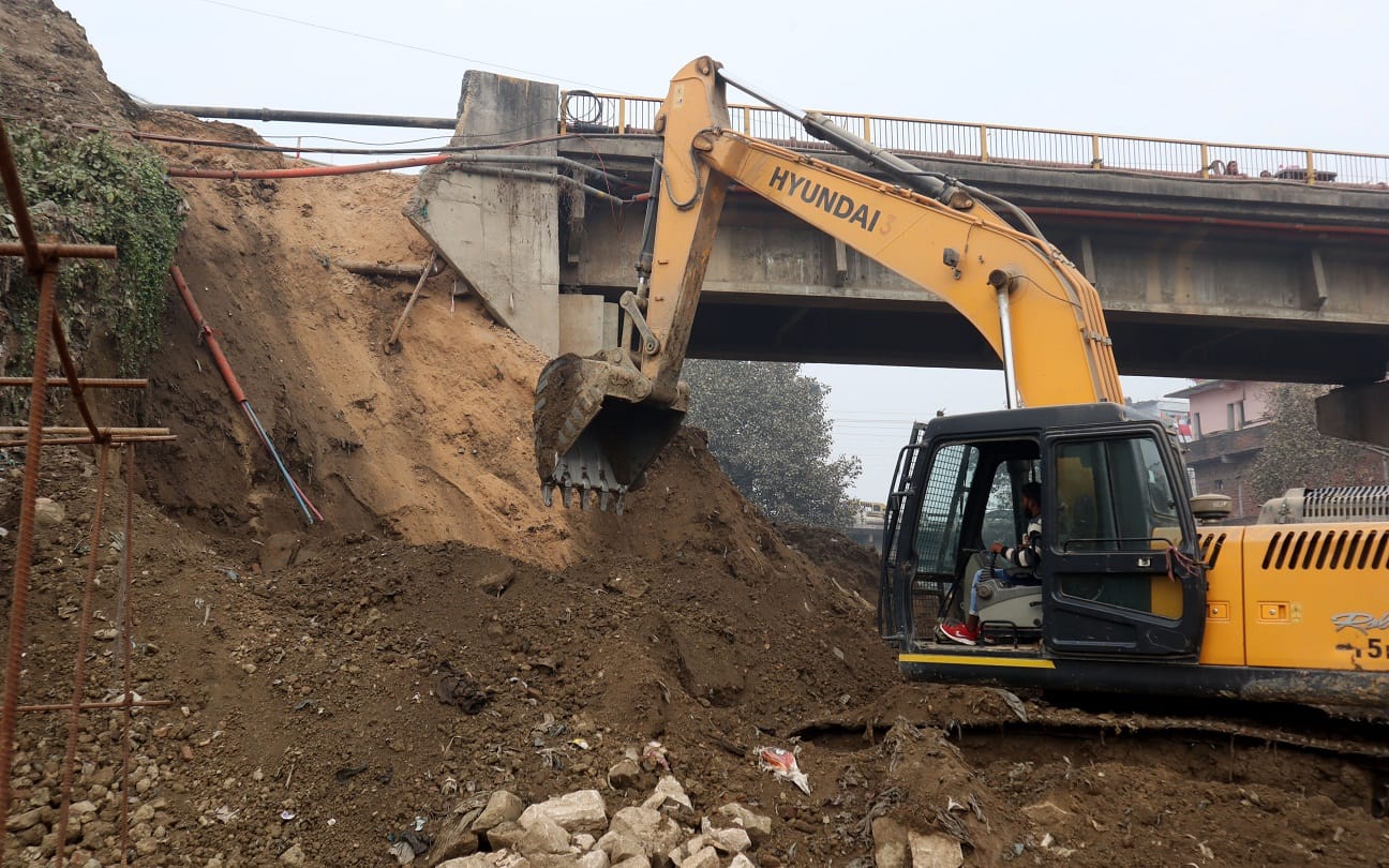 heavy traffic in Phaphamau town, alternative work started