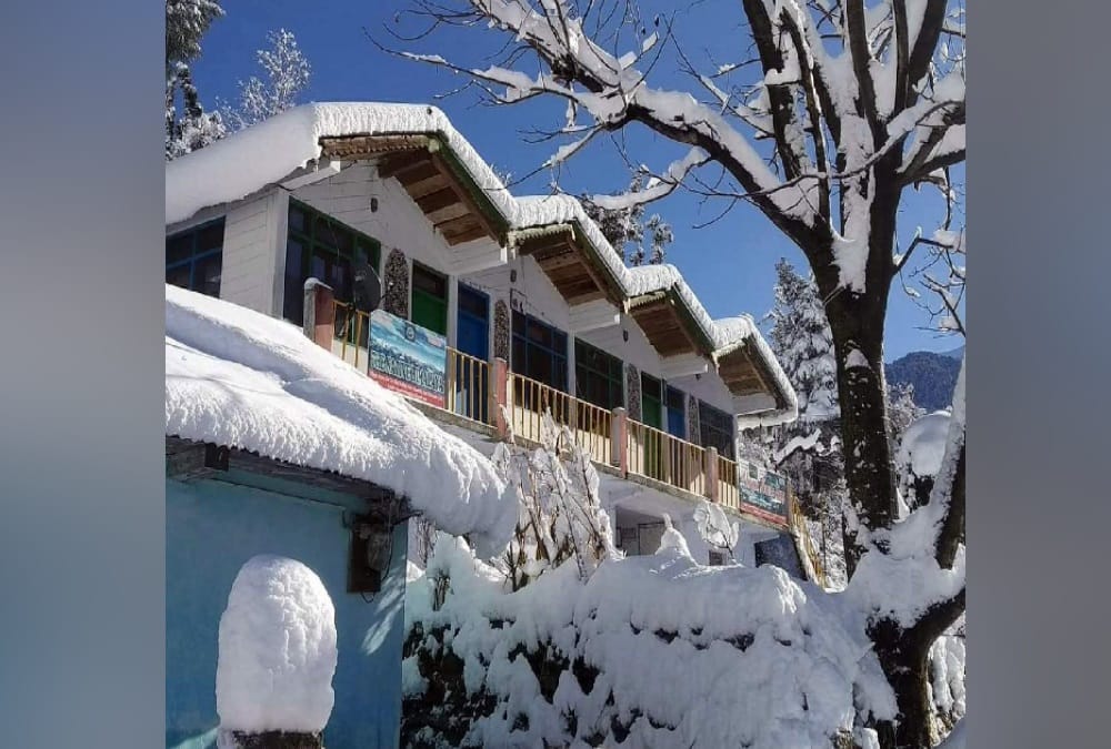Uttarakhand Weather Snowfall News: White Sheet of Heavy Snow Covered Hilly Areas Awesome Visuals