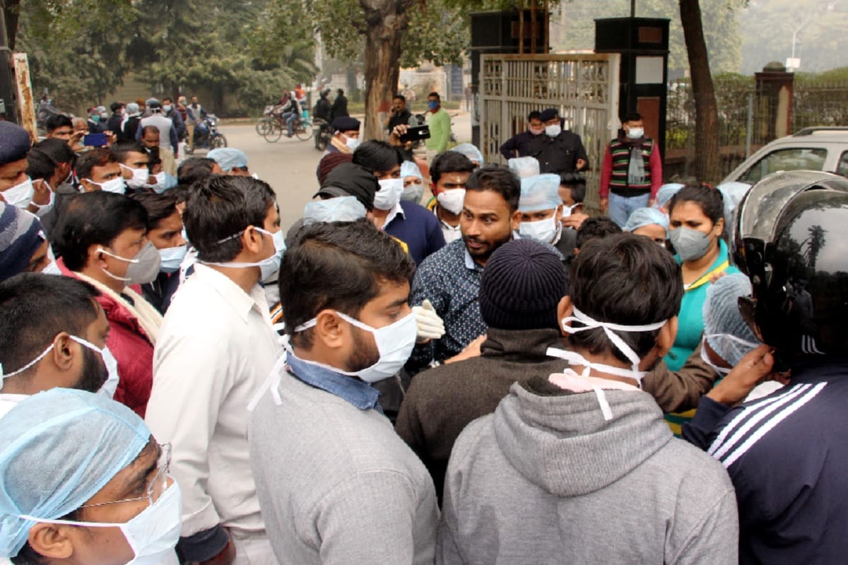 MTS employees of BHU hospital expressed protest memorandum submitted due to non payment of salary