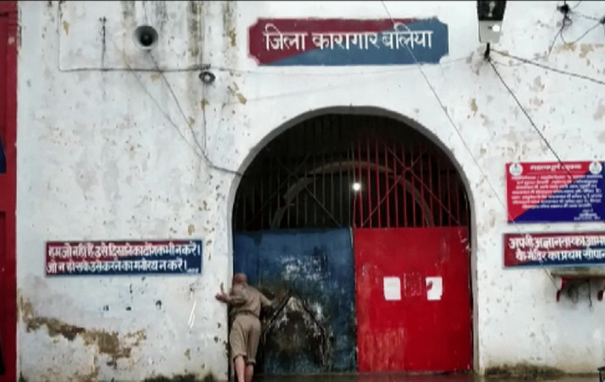 Prisoner escaped after closing wall of district jail in Ballia up