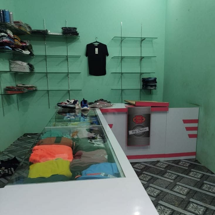 Theft by breaking the lock of a readymade shop