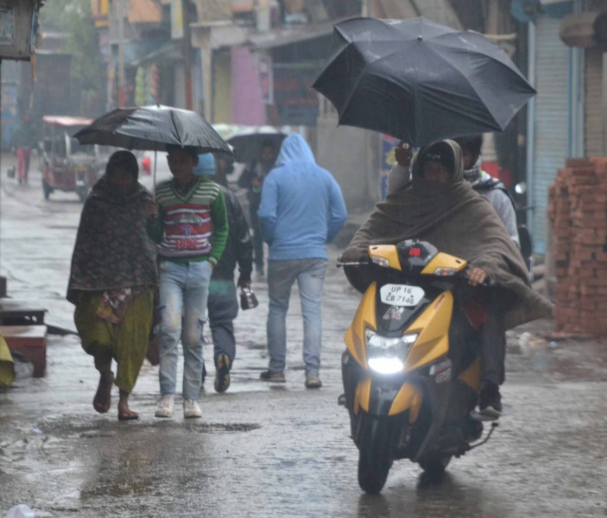 Intermittent drizzle disrupts life