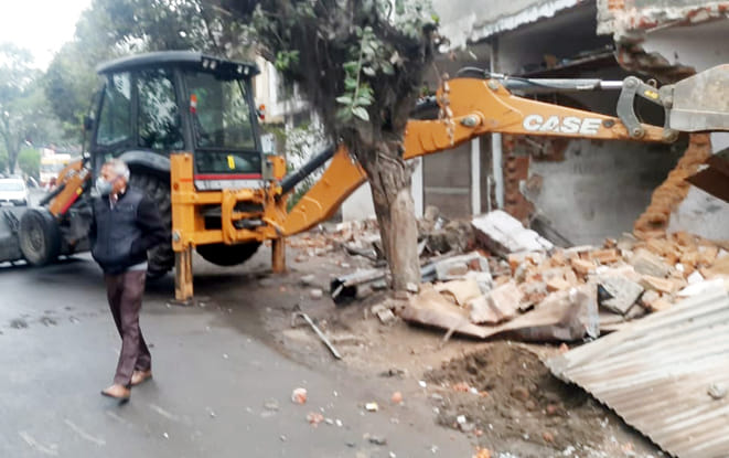Municipal Corporation opened bulldozer on encroachment, demolished nine shops