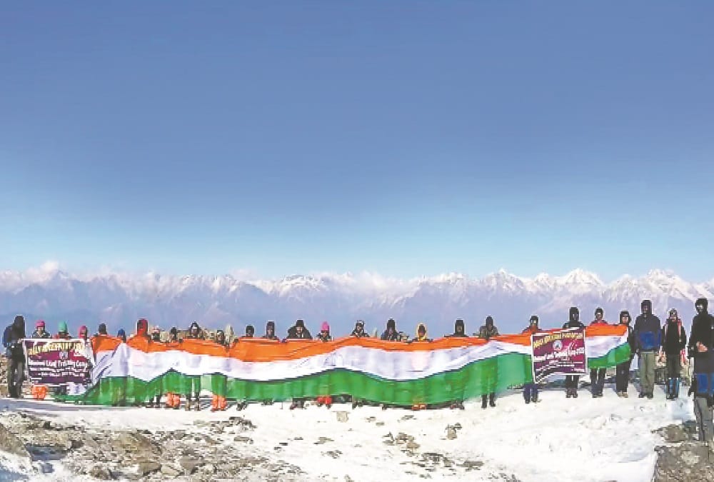Uttarakhand Snowfall News: Record Tourist Arrives Uttarkashi kedarkantha Trek after Snowfall Beautiful Photos