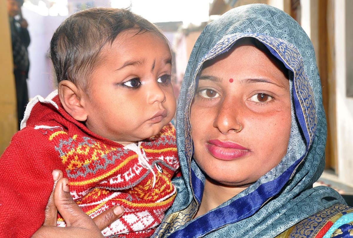 बीसलपुर के कुपोषण पीड़ित शुभम अपनी मां रेशमा के साथ