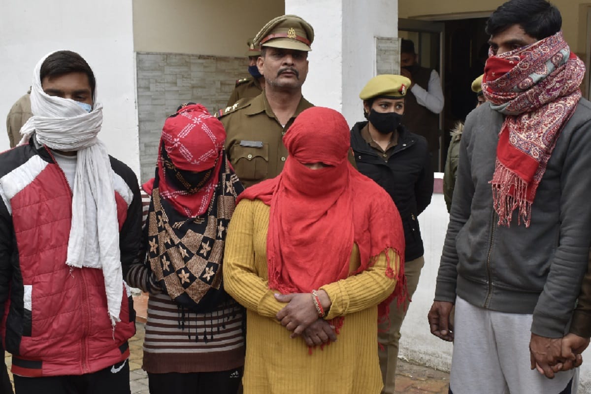 Meerut News: Police has arrested four peoples including two women with fake currency