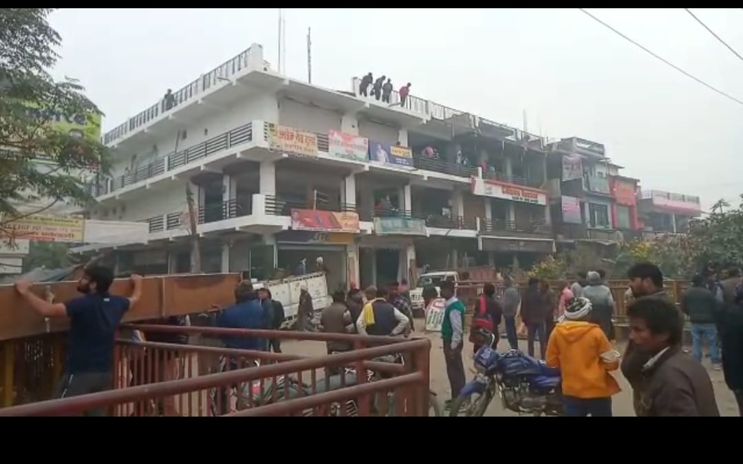 PDA bulldozer on Mafia Ganesh Yadav's three-storey market in Jhansi, chaos