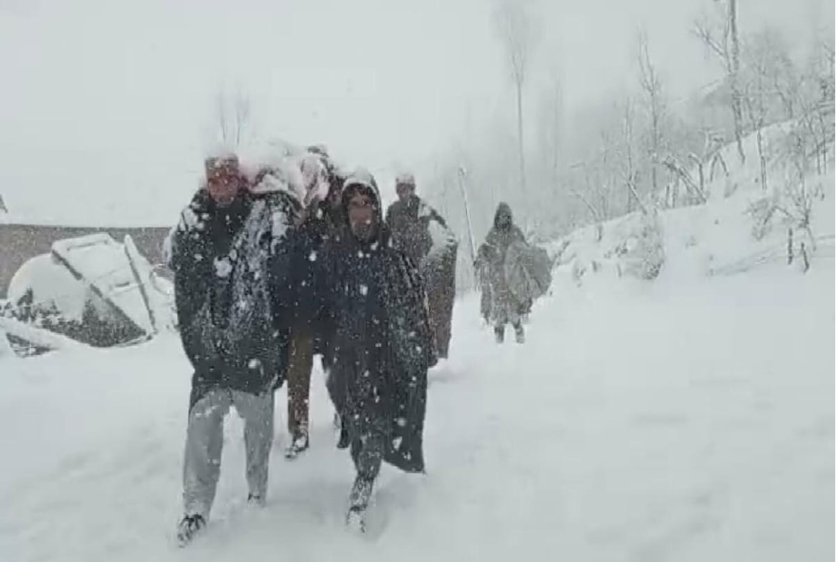 pregnant lady had to carry on a stretcher 12 km to hospital amid snowfall in Baramulla