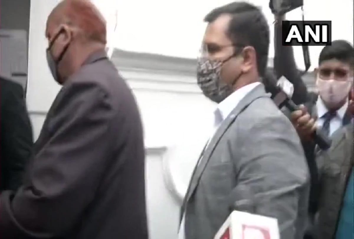 Delhi Income Tax Department officials reach Robert Vadra s residence