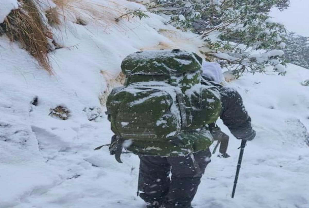 Himachal Weather report: 322 roads stalled due to snowfall in Himachal, avalanche alert in five districts, tourists enjoy in Shimla